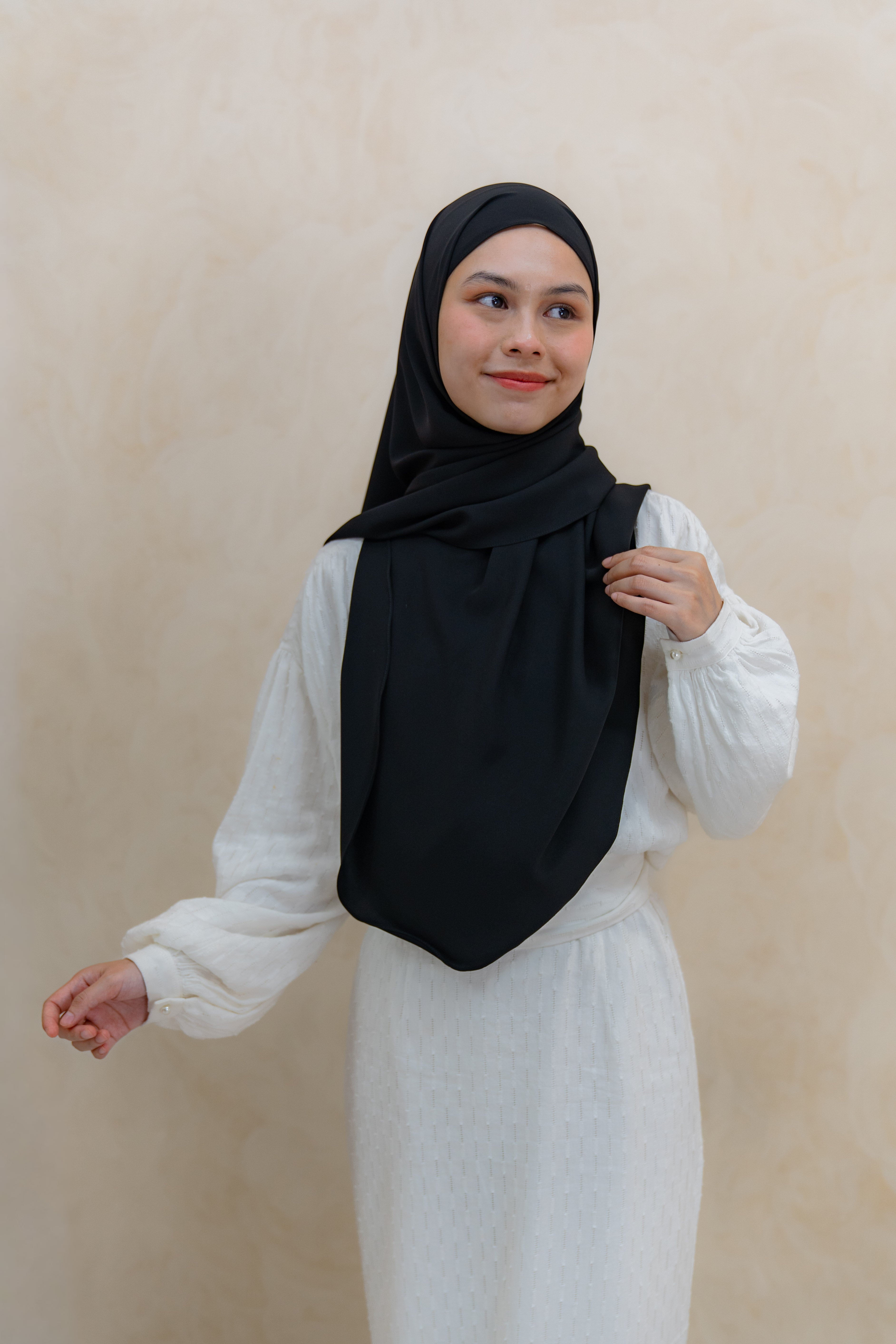 Tia Triscarf
